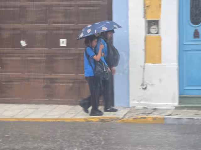 Tormenta deja encharcamientos y volcadura en la capital campechana