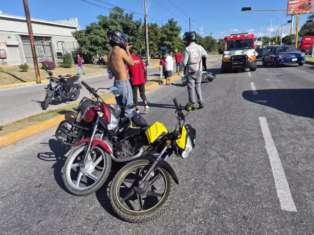Accidente de tres motos colapsa la avenida Isla de Tris en Ciudad del Carmen