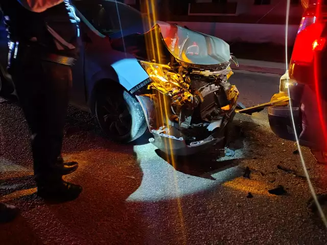 Ambos ocupantes del auto fueron atendidos en el sitio por personal médico que arribó en una ambulancia