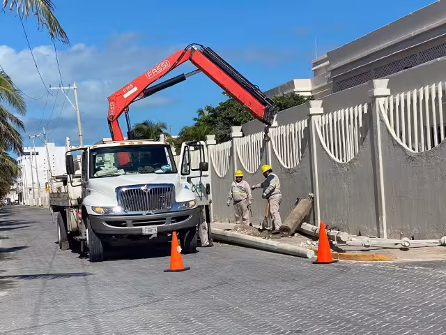 El poste terminó destrozado tras el choque, y personal de la CFE en Isla Mujeres lo retiró por el peligro que representa