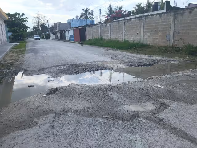 La calle se encuentra en muy malas condiciones por lo que exigen su arreglo.