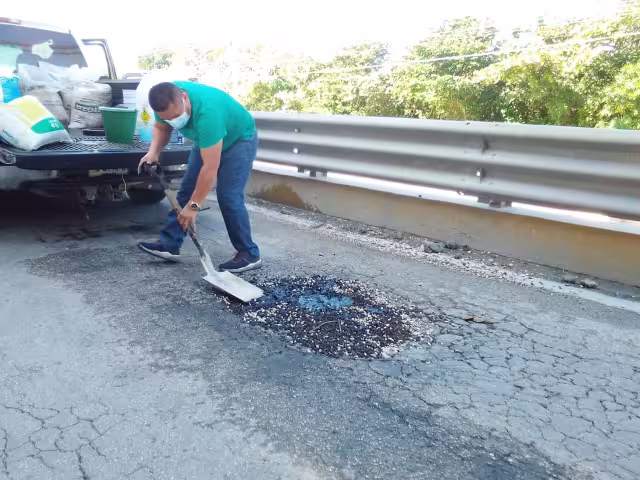 El hombre refirió que esta vía debería estar en buenas condiciones para los automovilistas de Playa del Carmen