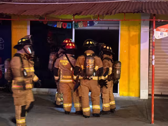 Bomberos lograron apagar el fuego evitando que otros negocio resultaran afectados