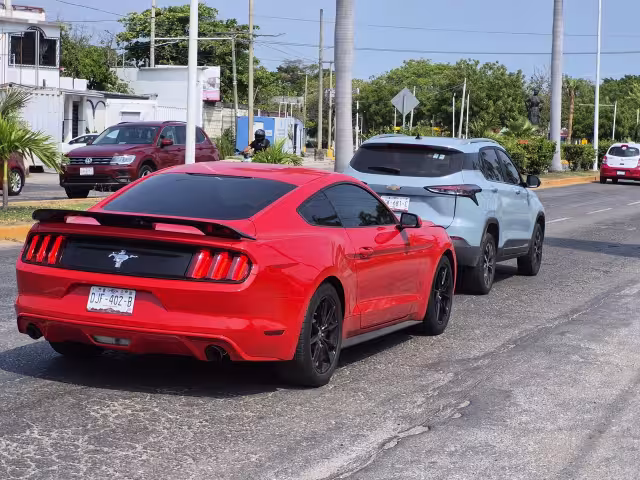Vehículo deportivo Mustang impacta camioneta cerca de Plaza Fun Center