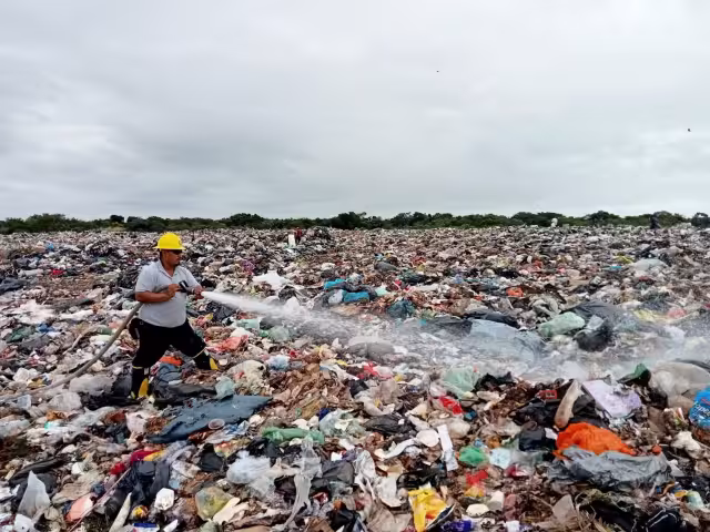 Los bomberos acudieron a una zona del Basurero Municipal de Chetumal para extinguir las llamas