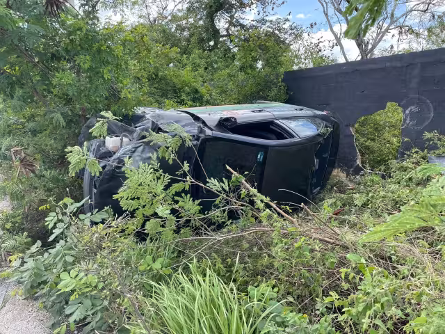 Un neumático que explotó causó que el vehículo volcara cuando viajaban a Playa del Carmen
