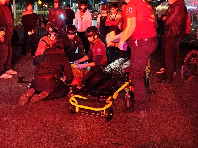 El motociclista sufrió lesiones de gravedad tras el impacto.