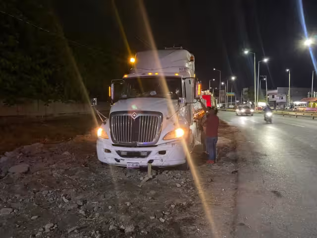 Tractocamión cargado con losetas se queda sin frenos en la avenida Cuatro Carriles.