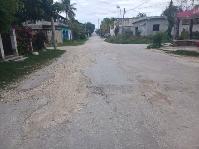 Vecinos de División del Norte, en Escárcega, exigen repavimentación de calles.
