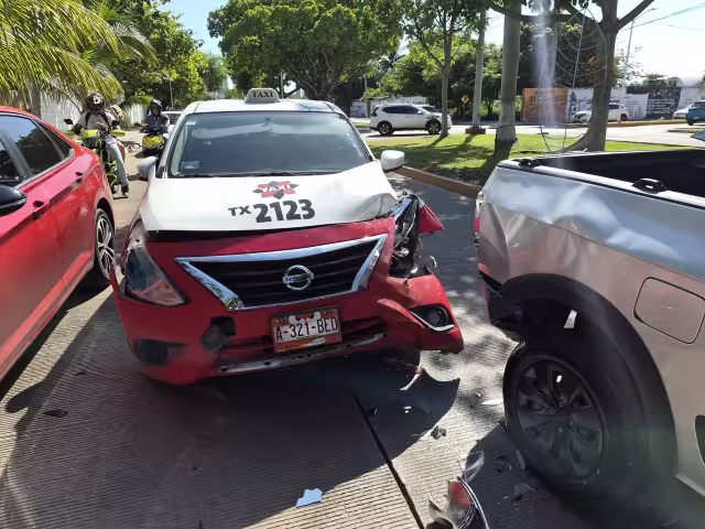 Aparatosa carambola entre taxi y dos vehículos particulares en la colonia ASA Poniente