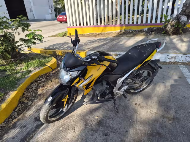 La motocicleta con reporte de robo fue localizada en estado de abandono en el estacionamiento de la Unidad Deportiva 20 de Noviembre, en Ciudad del Carmen.