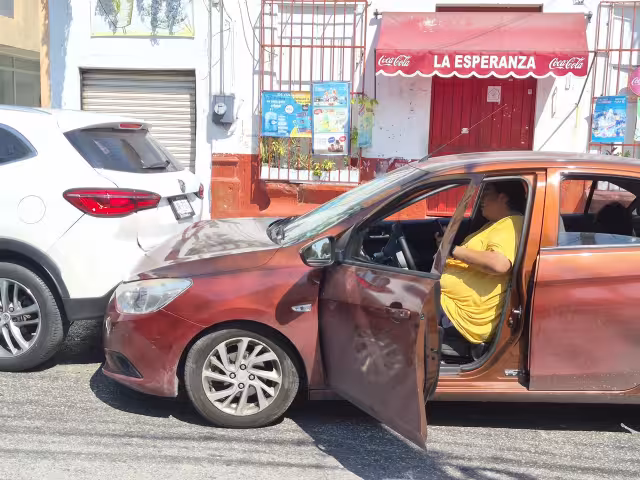 Camioneta con preferencia fue impactada por alcance.