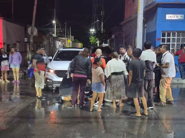 Padre e hija resultan lesionados tras fuerte choque en la colonia San Carlos