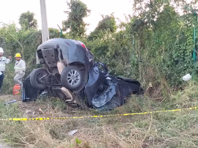 La zona del accidente en la Tulum-Playa del Carmen fue cerrada para el retiro del automóvil
