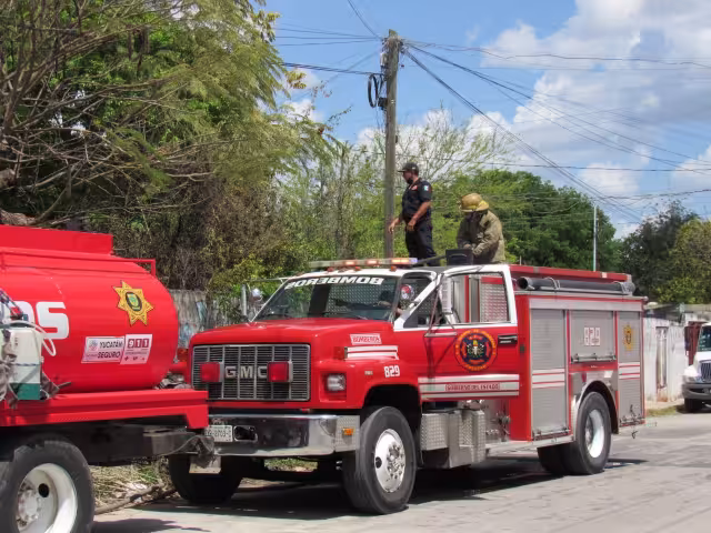 Los bomberos tuvieron que pasar la manguera por parte de atrás de la casa
