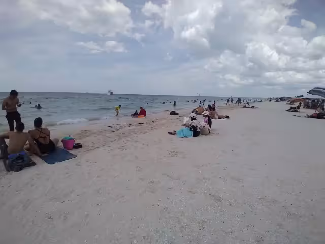 Los visitantes aprovecharon el intenso calor para refrescarse y tomar el Sol