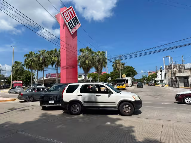 Choque entre camionetas en la colonia Petrolera causa caos vial, pero sin lesionados