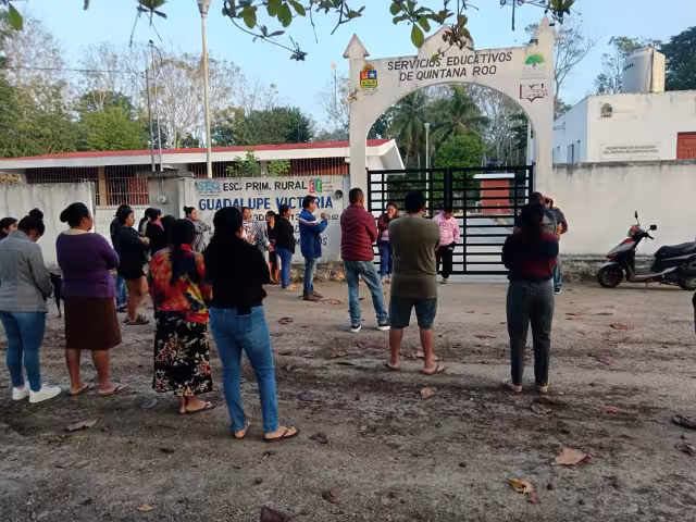 Por unanimidad los padres de familia pidieron a supervisor que no quieren al maestro Pedro "U" en la escuela