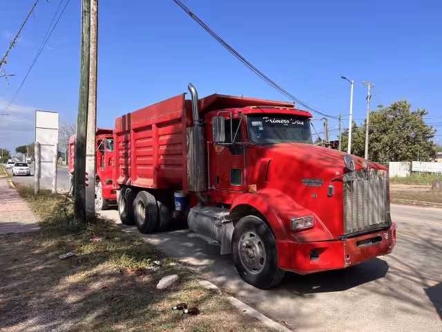 La unidades eran del color de uno de los gremios, además de contar con placas de otras Entidades, incluso, otros no tenían