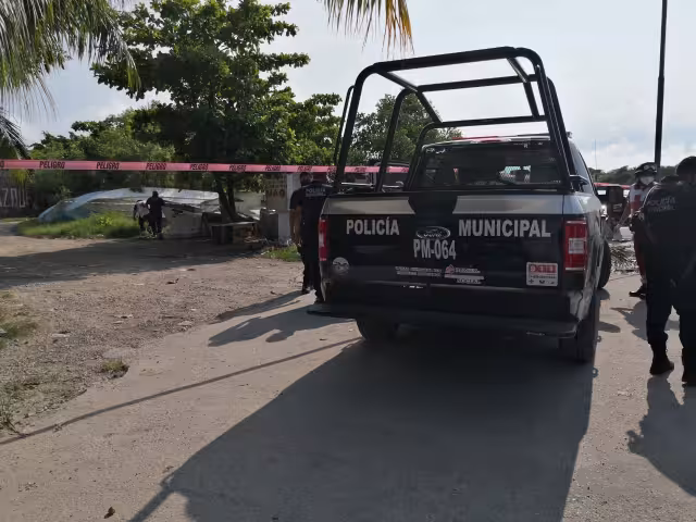 El lugar fue acordonado por elementos de la Policía Municipal para evitar que curiosos se acercarán al cuerpo