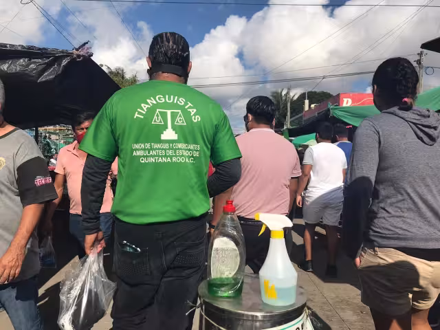 No todos los visitantes utilizan la cabina sanitizante ni el jabón que colocan en los pasillos del tianguis. Fotos: Karla Cauich