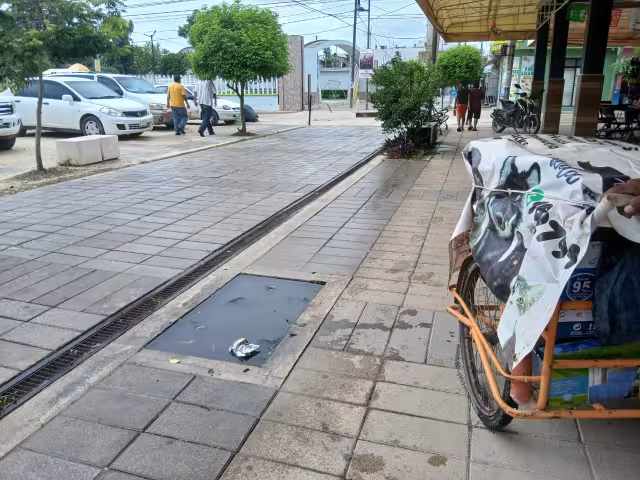 En Escárcega, Campeche, un vendedor ambulante de vajillas cayó en un registro sin tapa lleno de agua en pleno centro de la ciudad
