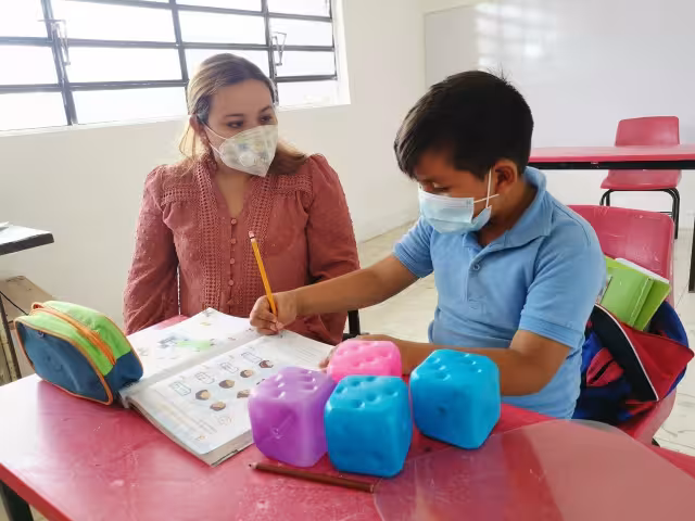 Una centena de maestros han perdido la vida por COVID-19