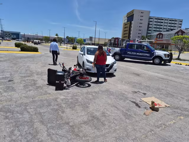Un motorrepartidor fue atropellado y arrastrado varios metros al interior del estacionamiento de Plaza Palmira, en Ciudad del Carmen.