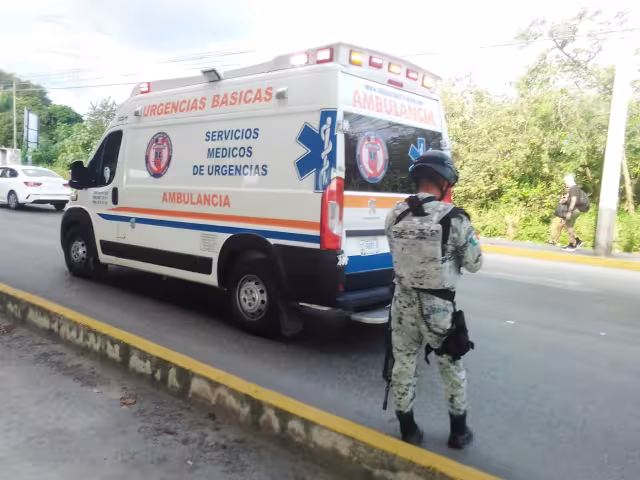 Un vehículo de la Guardia Nacional cerró parcialmente el paso para evitar otro percance en el Boulevard Playa del Carmen