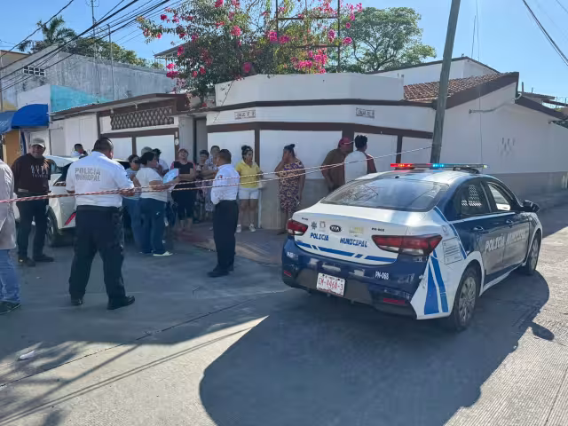 Vecinos de la colonia Tecolutla bloquearon la calle 37 por 50 tras permanecer más de 48 horas sin energía eléctrica.