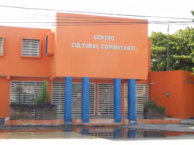 De ser un espacio donde se fomentaba la cultura, el Centro Cultural de Ciudad del Carmen se convirtió en la sede del PRI. Foto: Irena Barrada