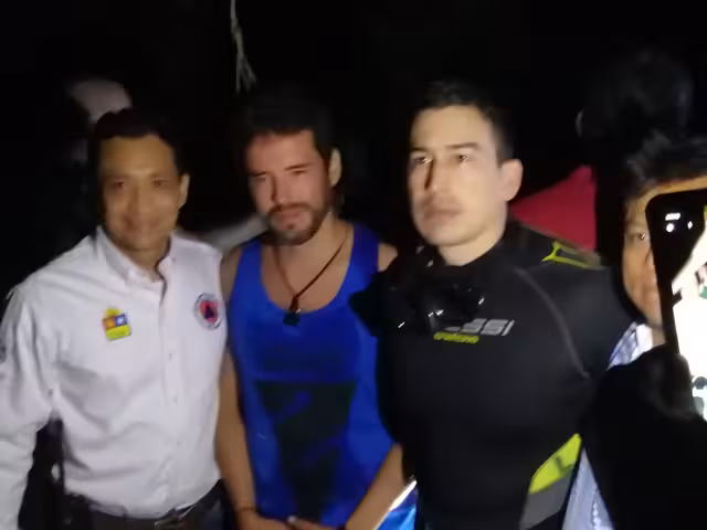 Tras una hora de búsqueda, a las 20:10 horas, el equipo de rescate salió con el buzo