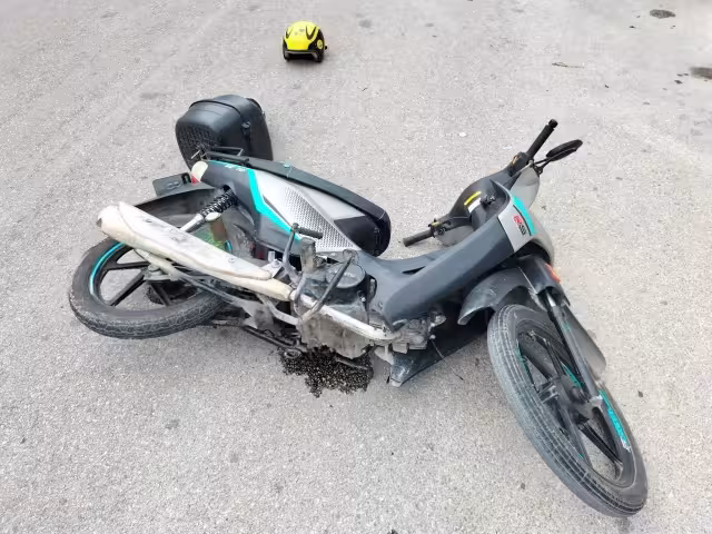 La motocicleta del menor de edad terminó dañada y sobre el pavimento.