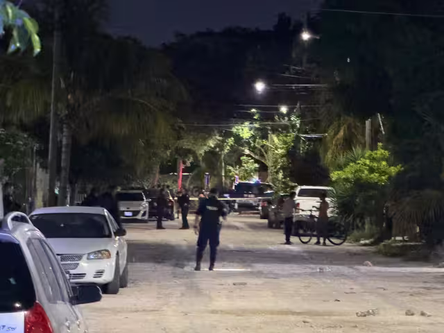 Elementos policiacos y de la Fiscalía acudieron al lugar de los hechos.