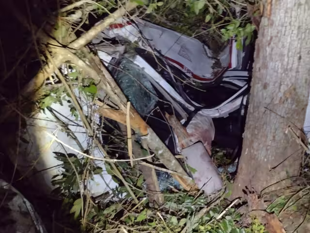 La unidad de alquiler quedó completamente destrozada luego del accidente ocurrido en la madrugada