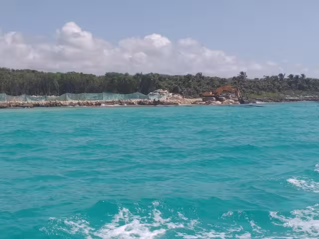Pese a la inconformidad de ambientalistas y pescadores de la zona, la construcción de la marina de Xcaret en Playa del Carmen, avanza