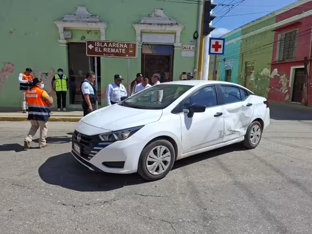 Motociclista se vuela semáforo en rojo y provoca choque en el centro de Calkiní.