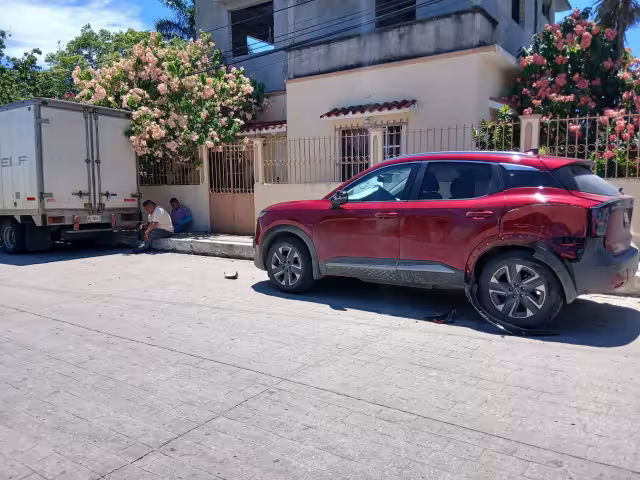 En Palizada, dos vehículos protagonizaron un hecho de tránsito en la calle Ignacio Ramírez.