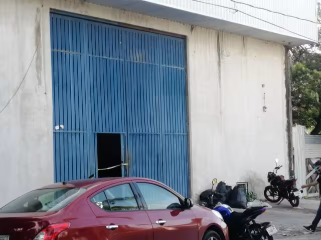 Las autoridades acordonaron la entrada de la bodega en Chetumal para realizar las investigaciones correspondientes