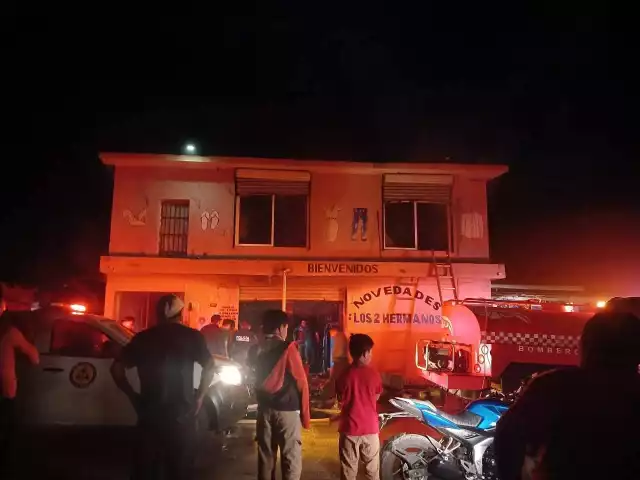 Voraz incendio arrasa con tienda de ropa en Kantunilkín previo a la Navidad