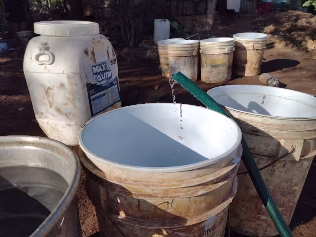 La carencia ha llevado a que no tengan para lavar los trastes o bañarse