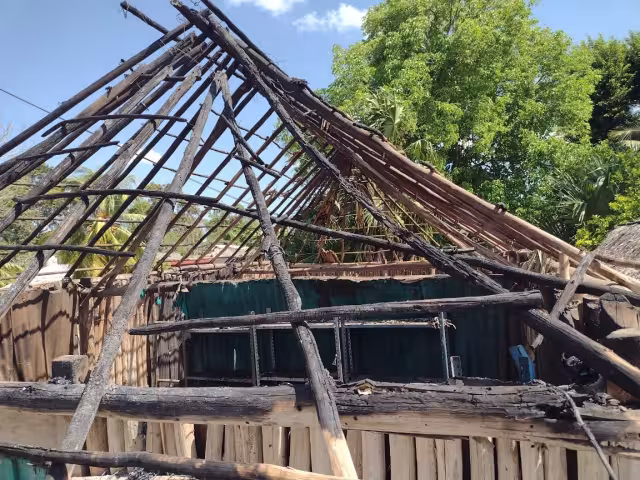 En el momento en que este hombre le prendió fuego al techo de dicha casa, la propietaria se encontraba durmiendo