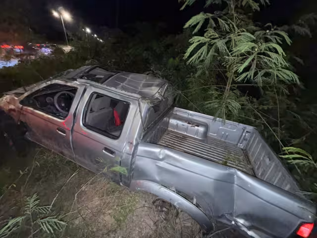 La camioneta quedó destrozada tras el fuerte impacto.