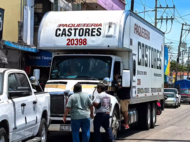 Sindicatos retienen por segundo día un camión de Castores en Ciudad del Carmen.