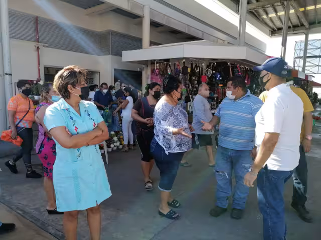 Los locatarios se quejan del exceso de ambulantes fuera del mercado