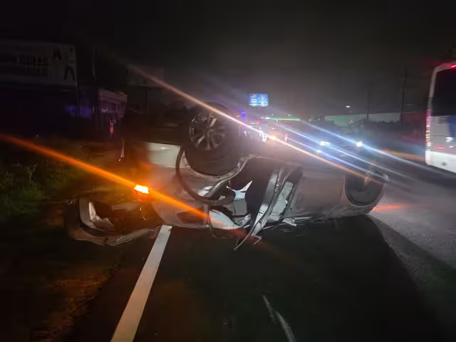 Fuerte accidente en la Colosio de Cancún dejó un vehículo volcado