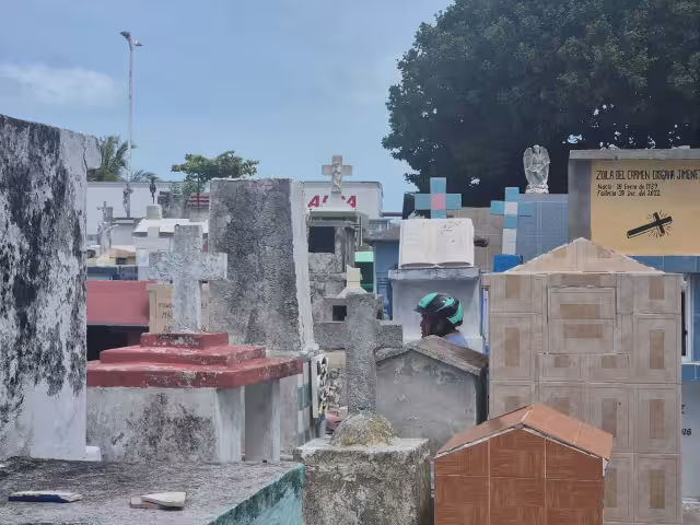 Usuarios reportaron un ataúd abierto en el cementerio antiguo del malecón.