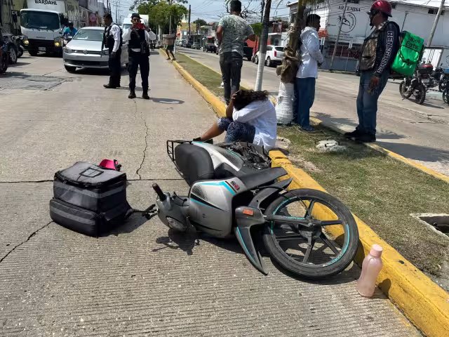 Choque entre dos motocicletas en la colonia Benito Juárez dejó una mujer lesionada.