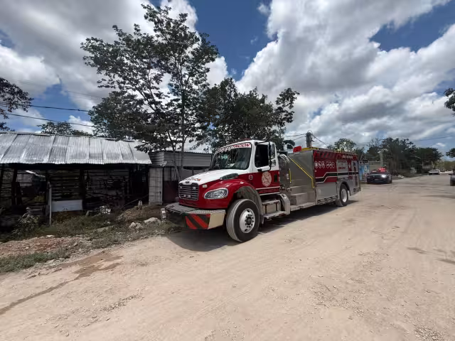 Elementos del Heroico Cuerpo de Bomberos llegaron al lugar.