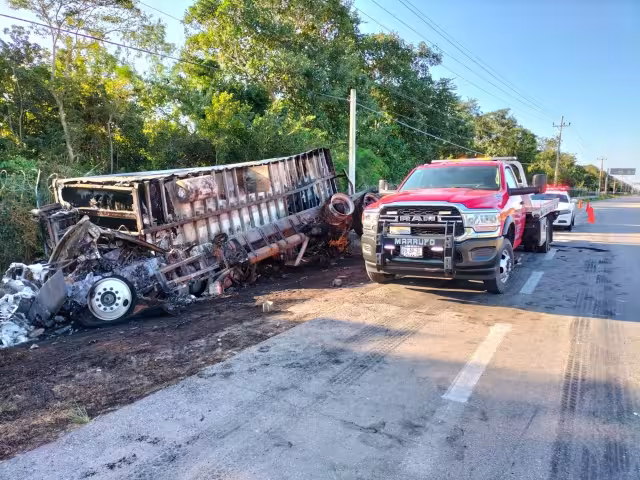 La unidad incendiada en Playa del Carmen fue retirada por una grúa de la zona del accidente vehicular